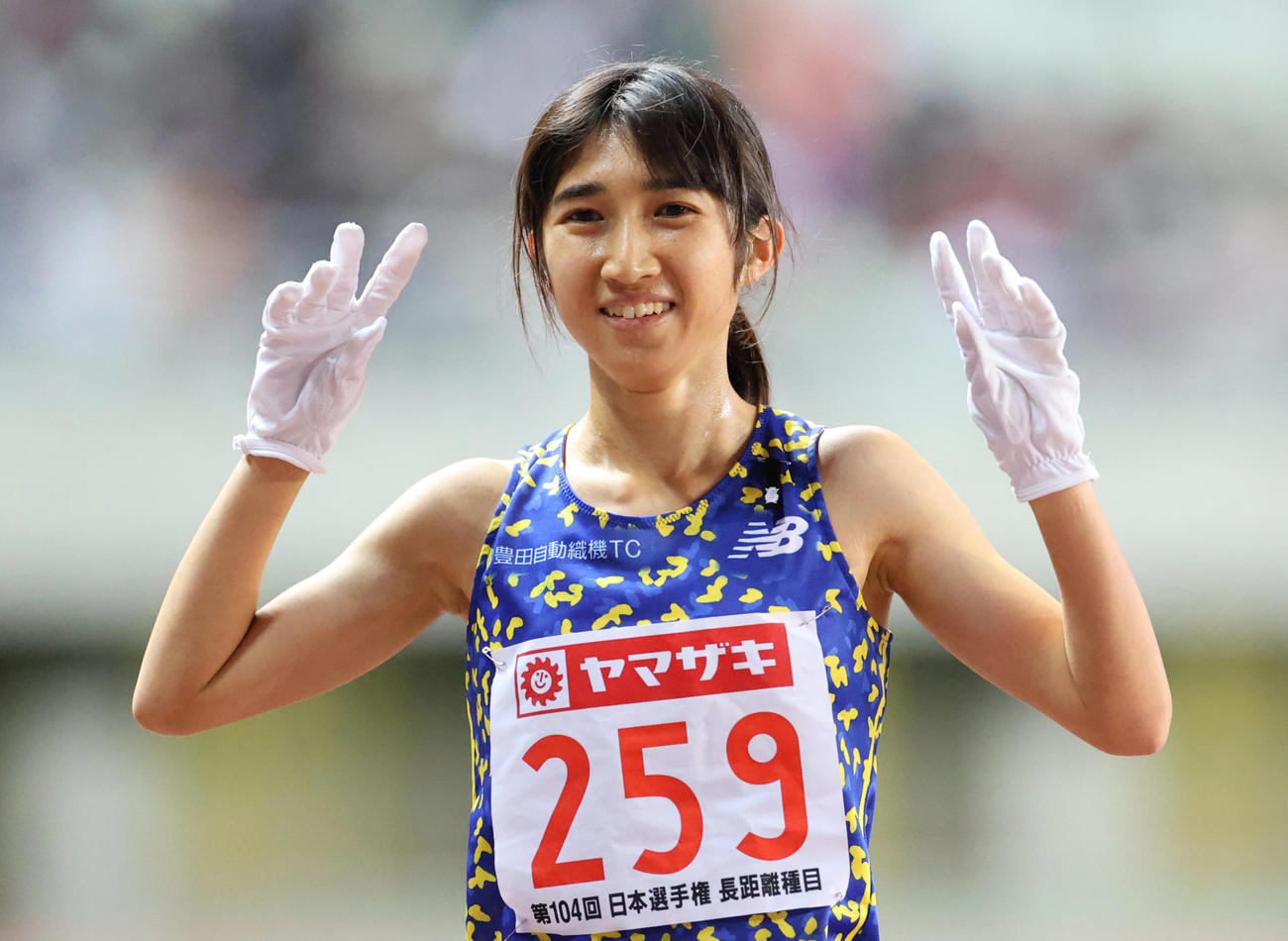 女子5000メートル　優勝して笑顔を見せる田中（撮影・清水貴仁）