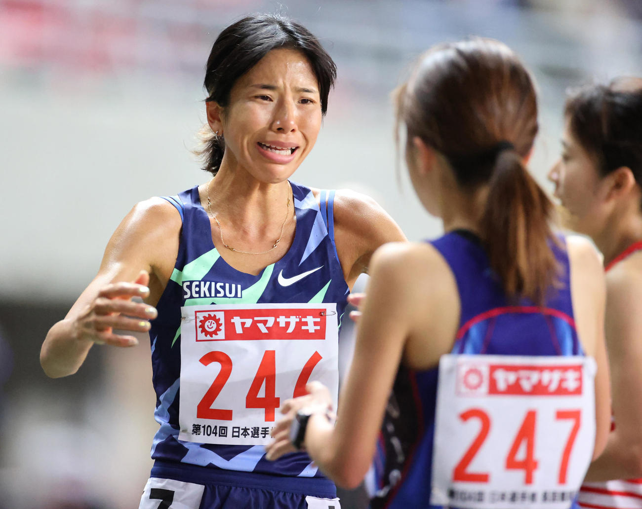 女子1万メートル　優勝した新谷（左）は序盤レースを引っ張ってくれた同じ積水化学の佐藤早也伽に駆け寄り感謝する（撮影・清水貴仁）