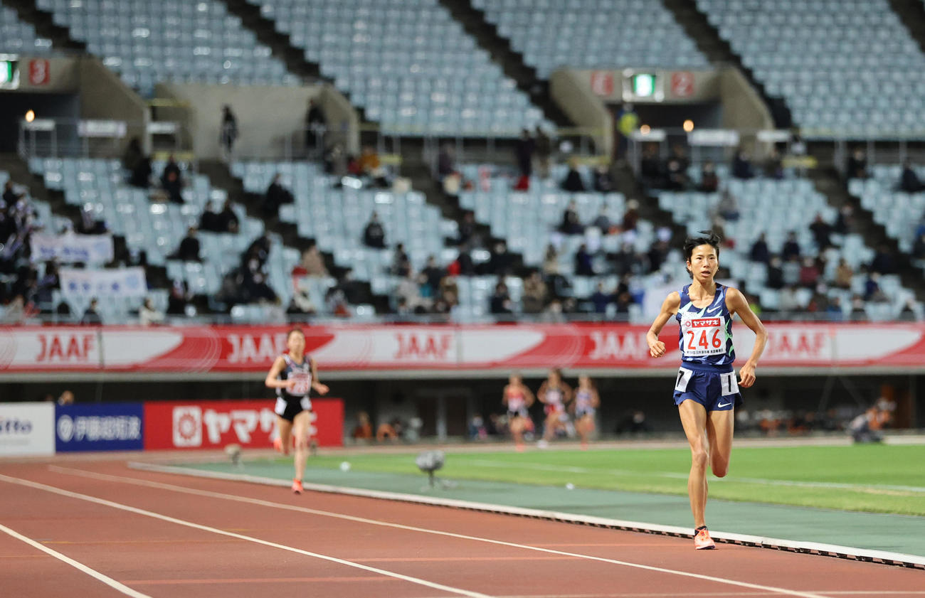 女子1万メートル　レース途中から独走体勢に入る新谷（撮影・清水貴仁）