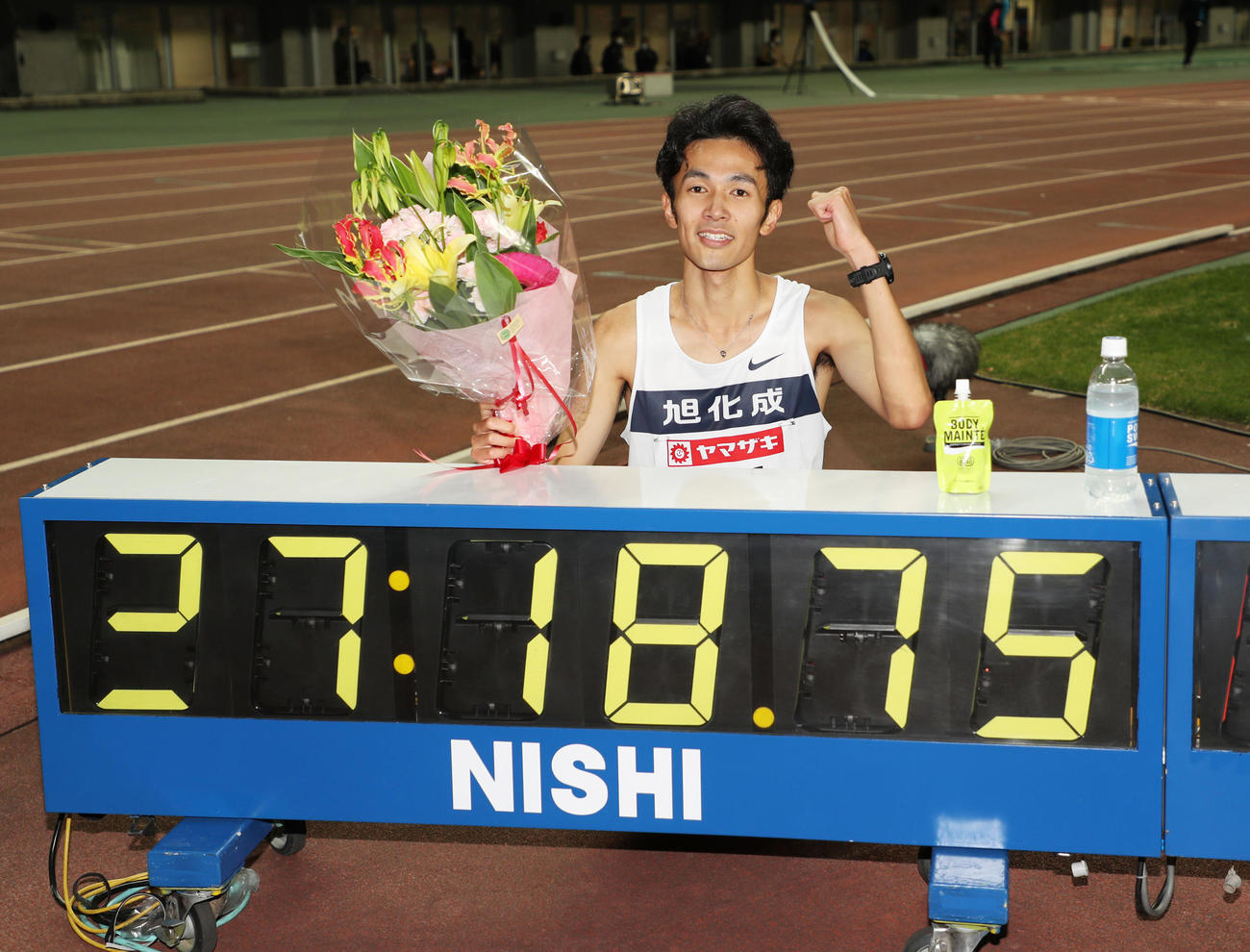 男子1万メートル　27分18秒75の1位で日本記録を更新し記念撮影を行う相沢（撮影・清水貴仁）