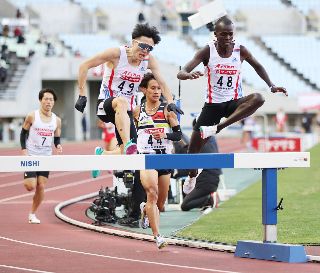 8分24秒19で優勝する山口浩勢（撮影・清水貴仁）