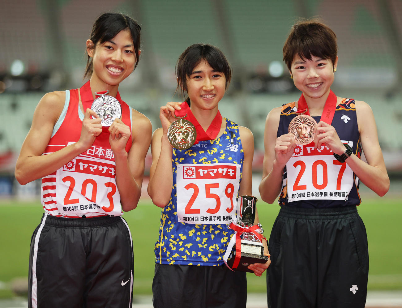 女子5000メートル　表彰式でメダルをかかげる田中（中央）、左は2位広中、右は3位萩谷（撮影・清水貴仁）