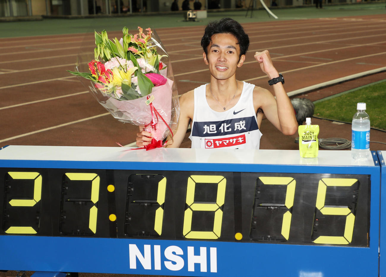 27分18秒75の1位で日本記録を更新し記念撮影を行う相沢（撮影・清水貴仁）