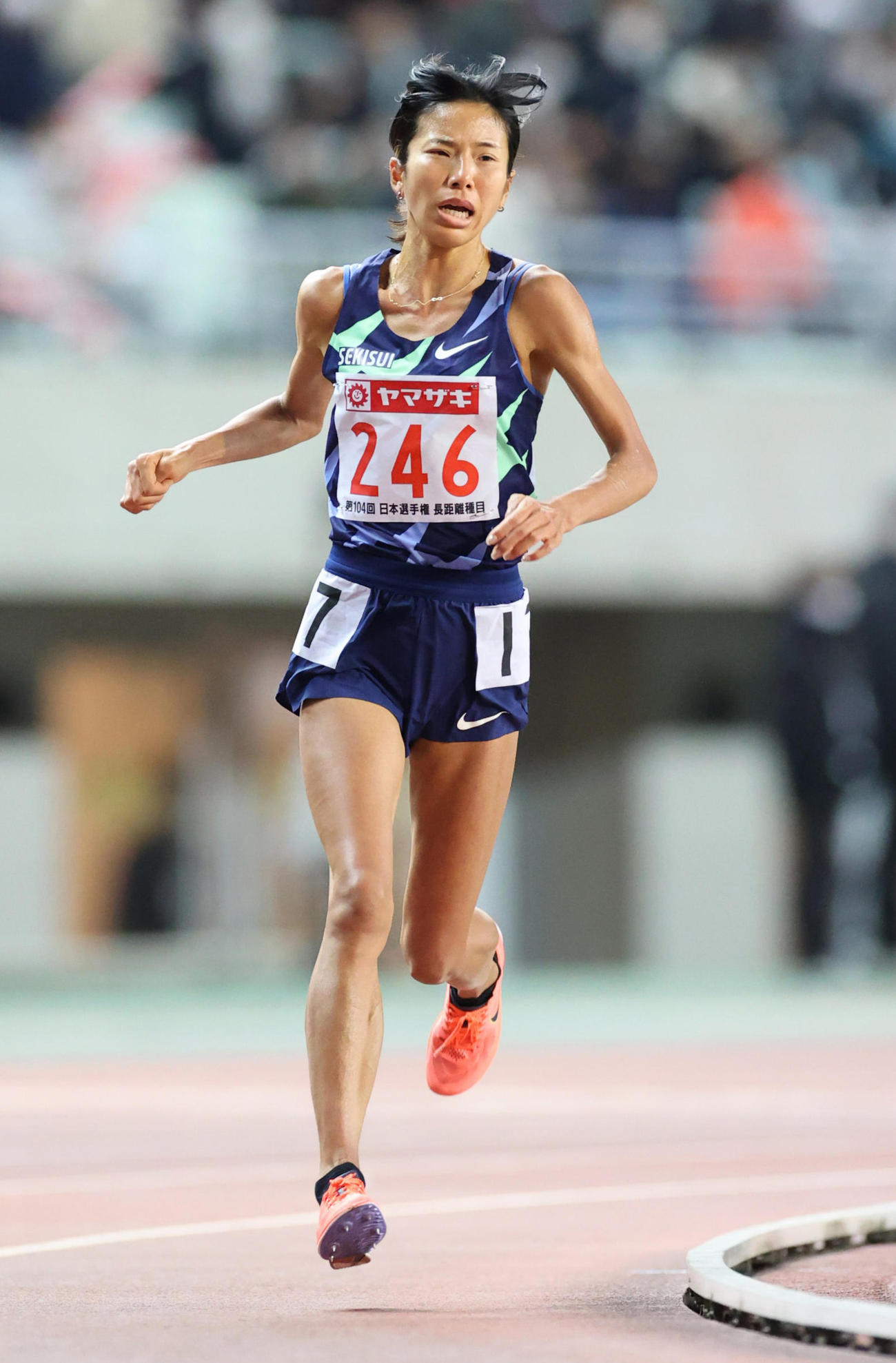 女子1万メートルで力走する新谷（撮影・清水貴仁）
