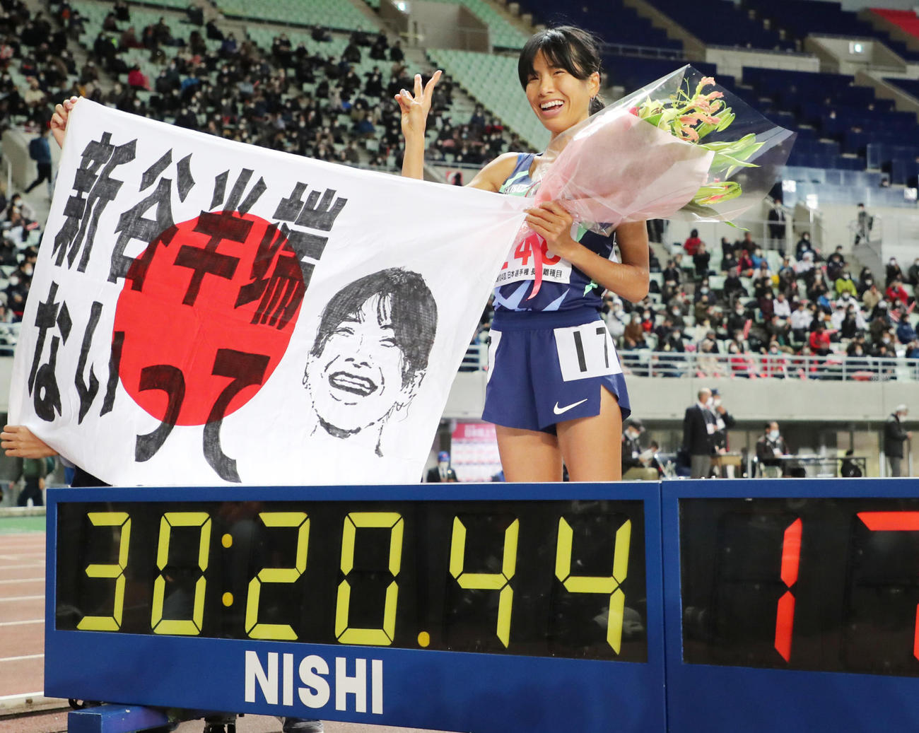 30分20秒44の1位で日本記録を更新し記念撮影を行う新谷（撮影・清水貴仁）