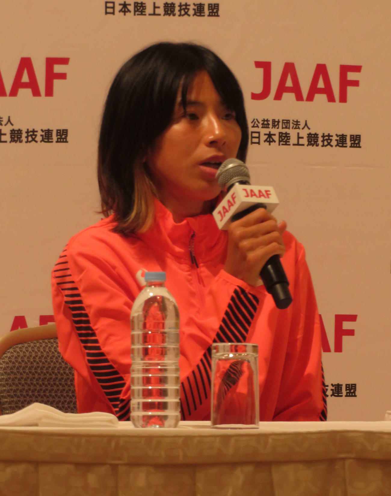 東京五輪代表内定会見に登壇し、喜びを語る新谷仁美（撮影・上田悠太）