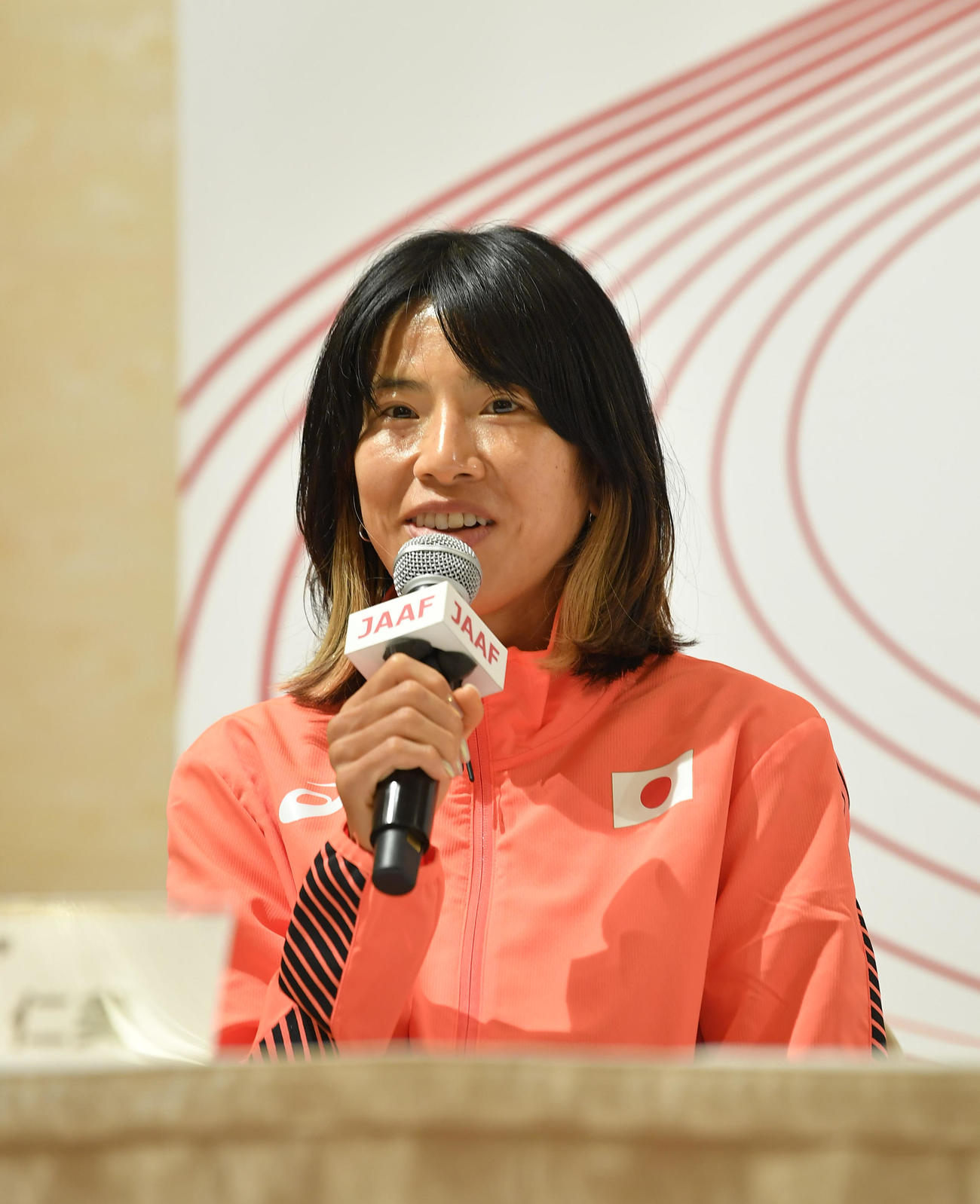 東京五輪代表に決まり記者会見で笑顔を見せる女子1万メートルの新谷仁美（代表撮影）