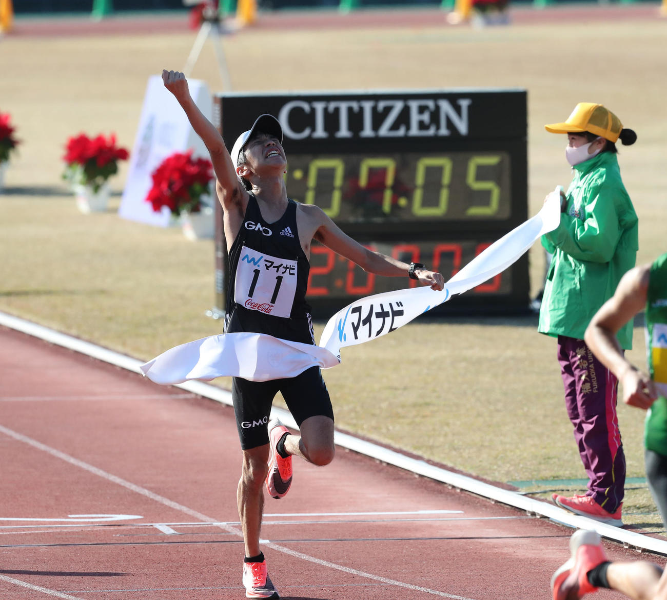 2時間7分5秒で初優勝しガッツポーズでゴールする吉田（撮影・梅根麻紀）