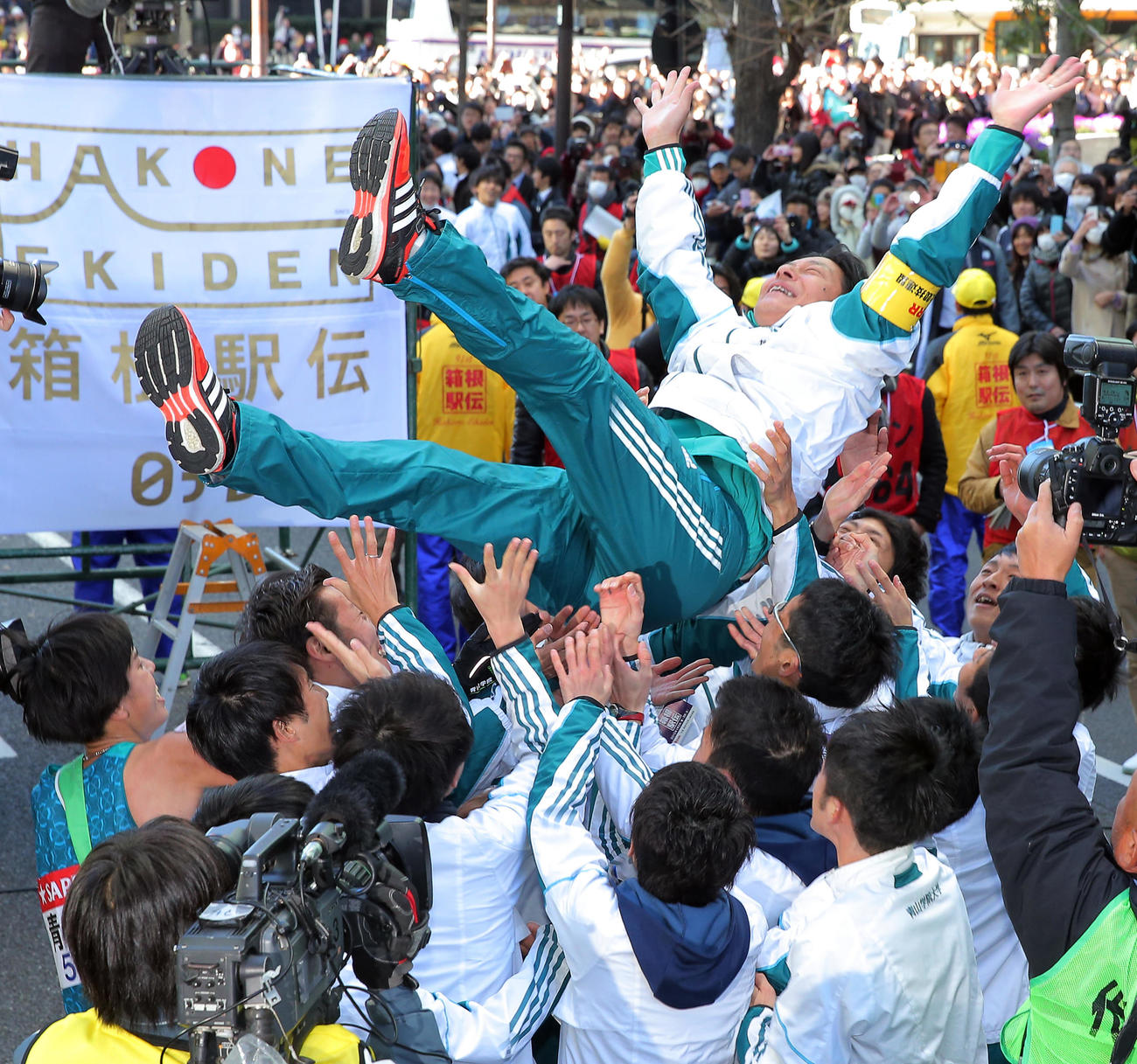 初の総合優勝を決めた青学大・原監督は選手の手で高々と胴上げされ、感極まった表情を見せる（2015年1月3日撮影）