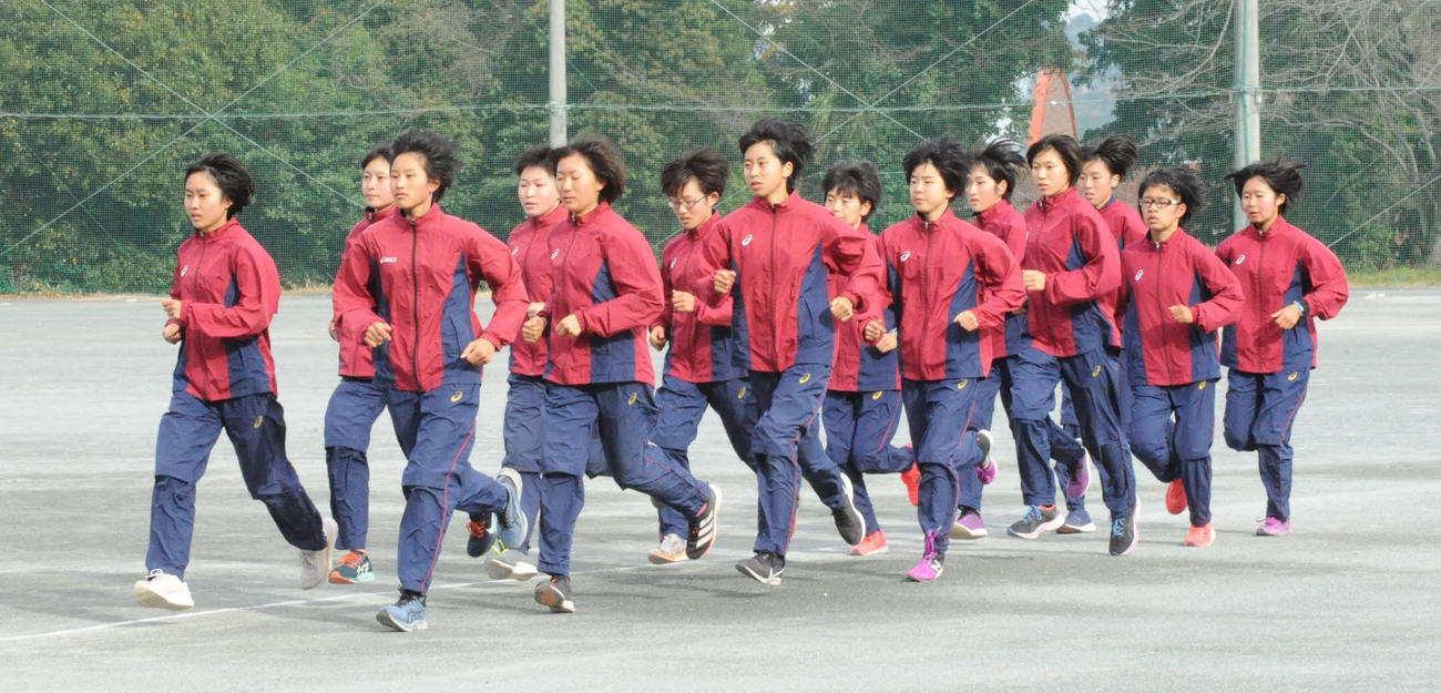 走り込む常葉大菊川の選手