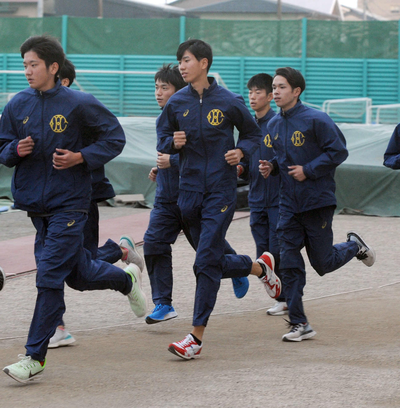 本番では粘りの走りを目指す浜松商の牛（中央）