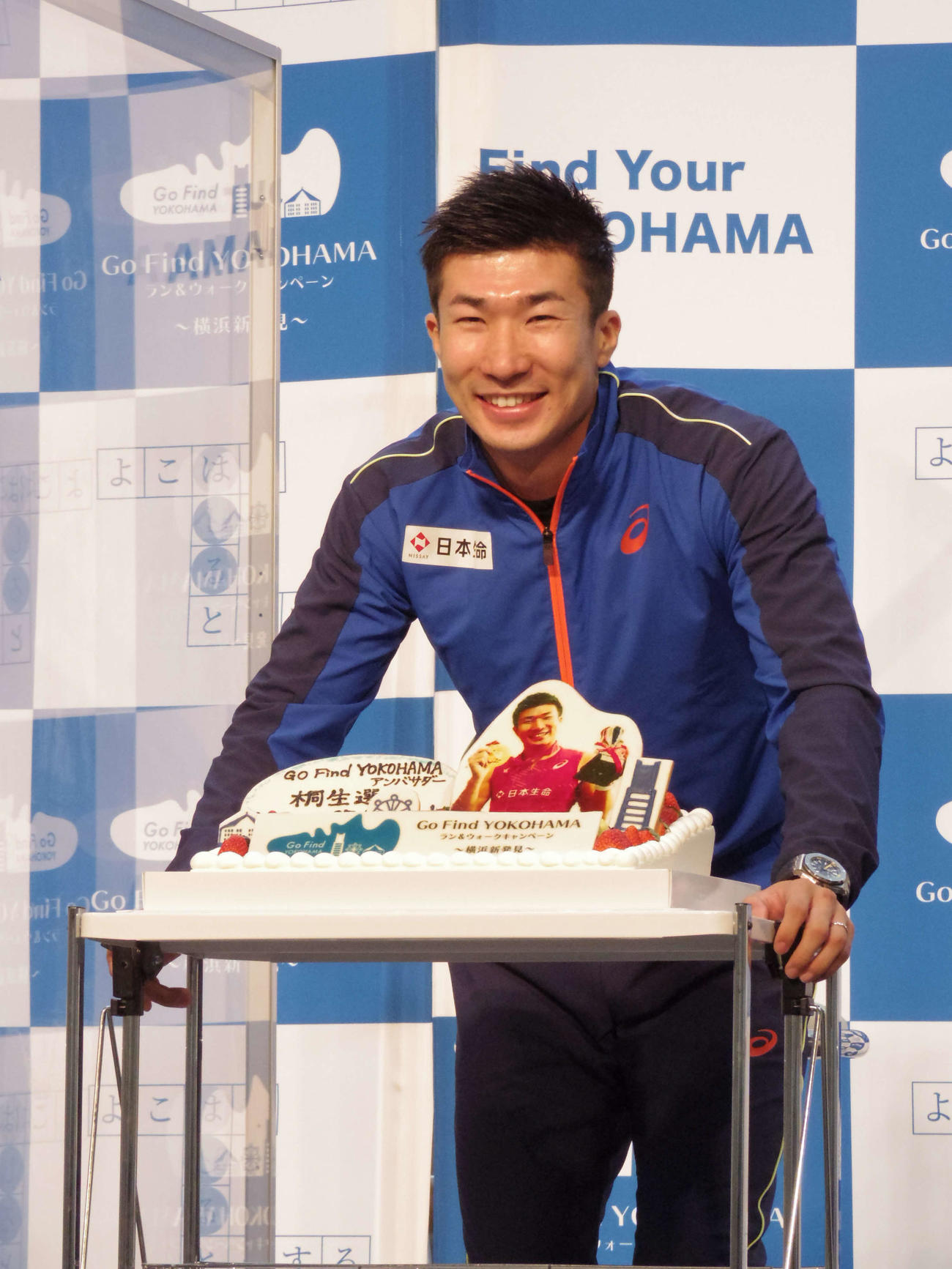 特製バースデーケーキを贈られて笑顔を見せる陸上短距離男子の桐生（撮影・奥岡幹浩）