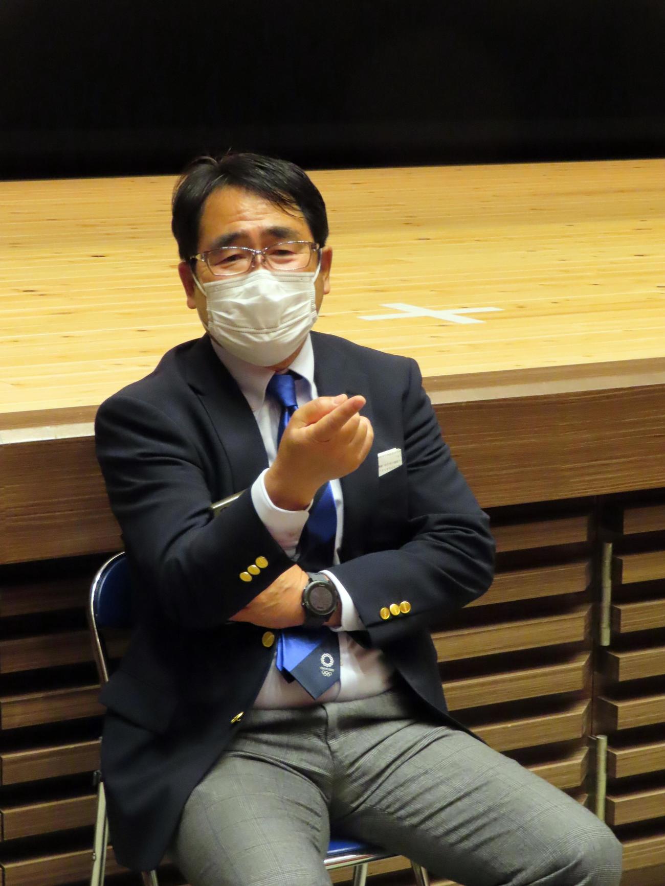 取材に対応する帝京大・中野監督