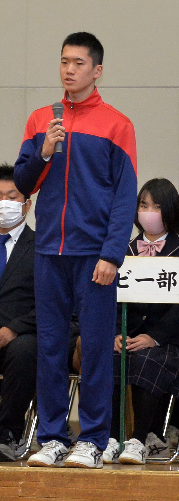 壮行式であいさつする青森山田陸上部男子の村上（撮影・佐藤究）