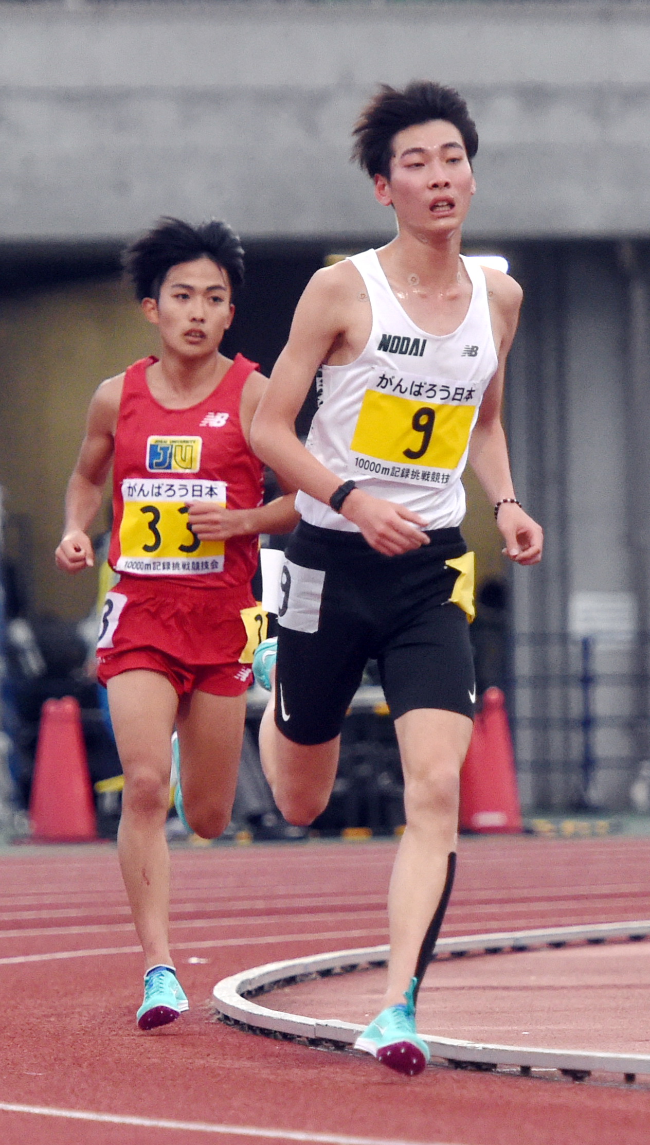11月の1万メートル記録挑戦競技会で力走する東農大・高槻（右）（撮影・山田愛斗）