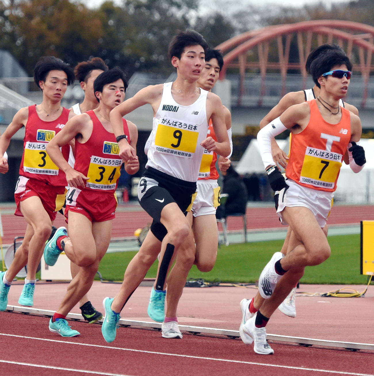 11月の1万メートル記録挑戦競技会で力走する東農大・高槻（前列右から2人目）（撮影・山田愛斗）