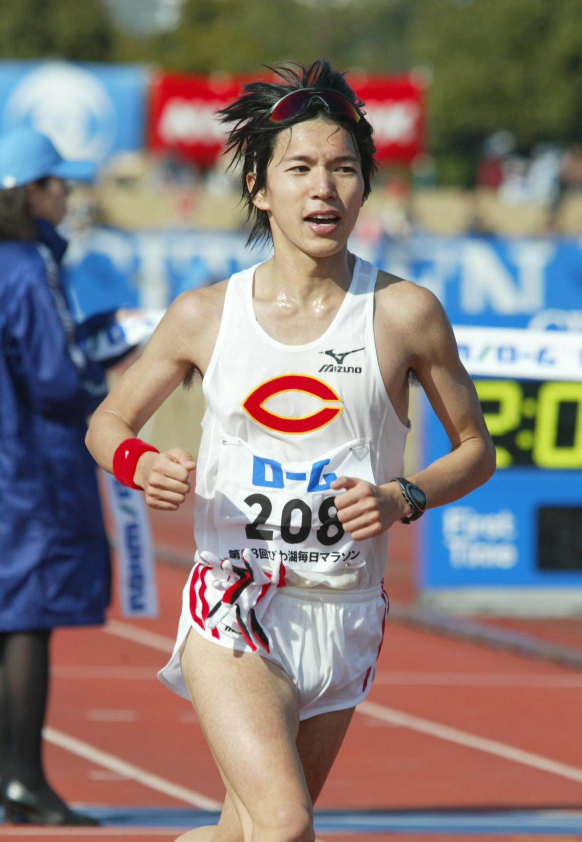 2時間8分12秒の好タイムで初マラソン日本最高記録を大幅に更新し、世界選手権への切符を手にした藤原正和選手（2003年3月2日撮影）