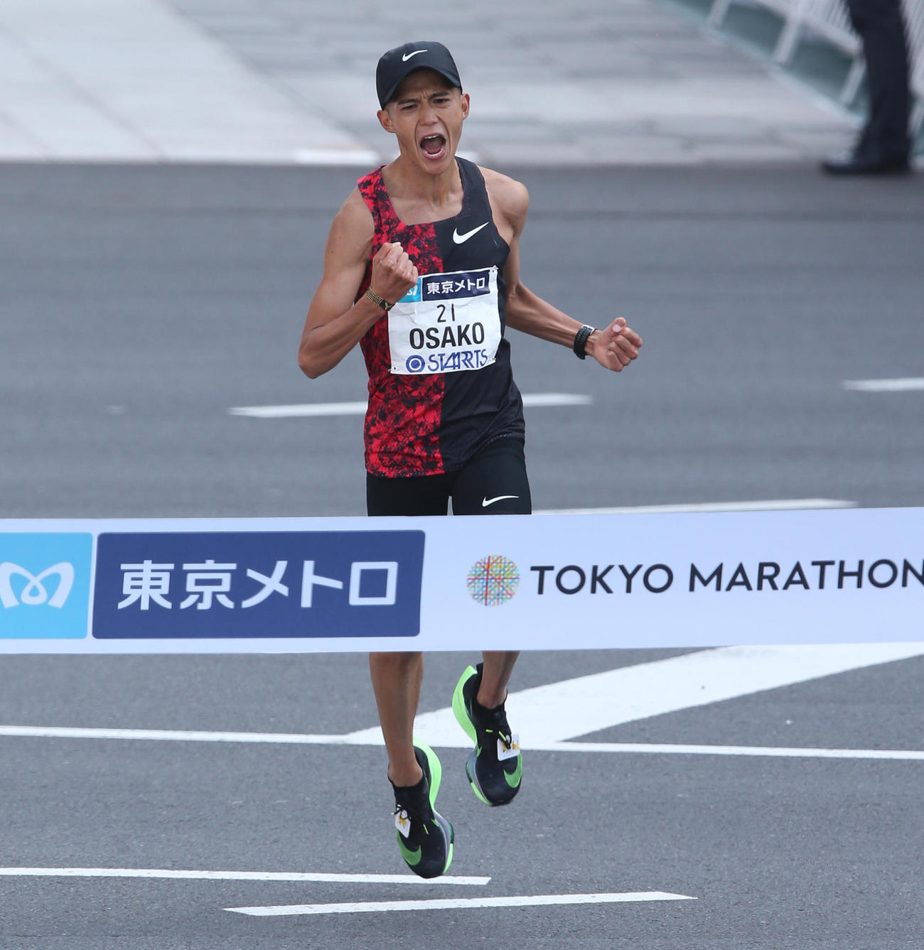 東京マラソン兼東京五輪代表選考会で2時間5分29秒の日本記録でゴールする大迫傑（2020年3月1日撮影）