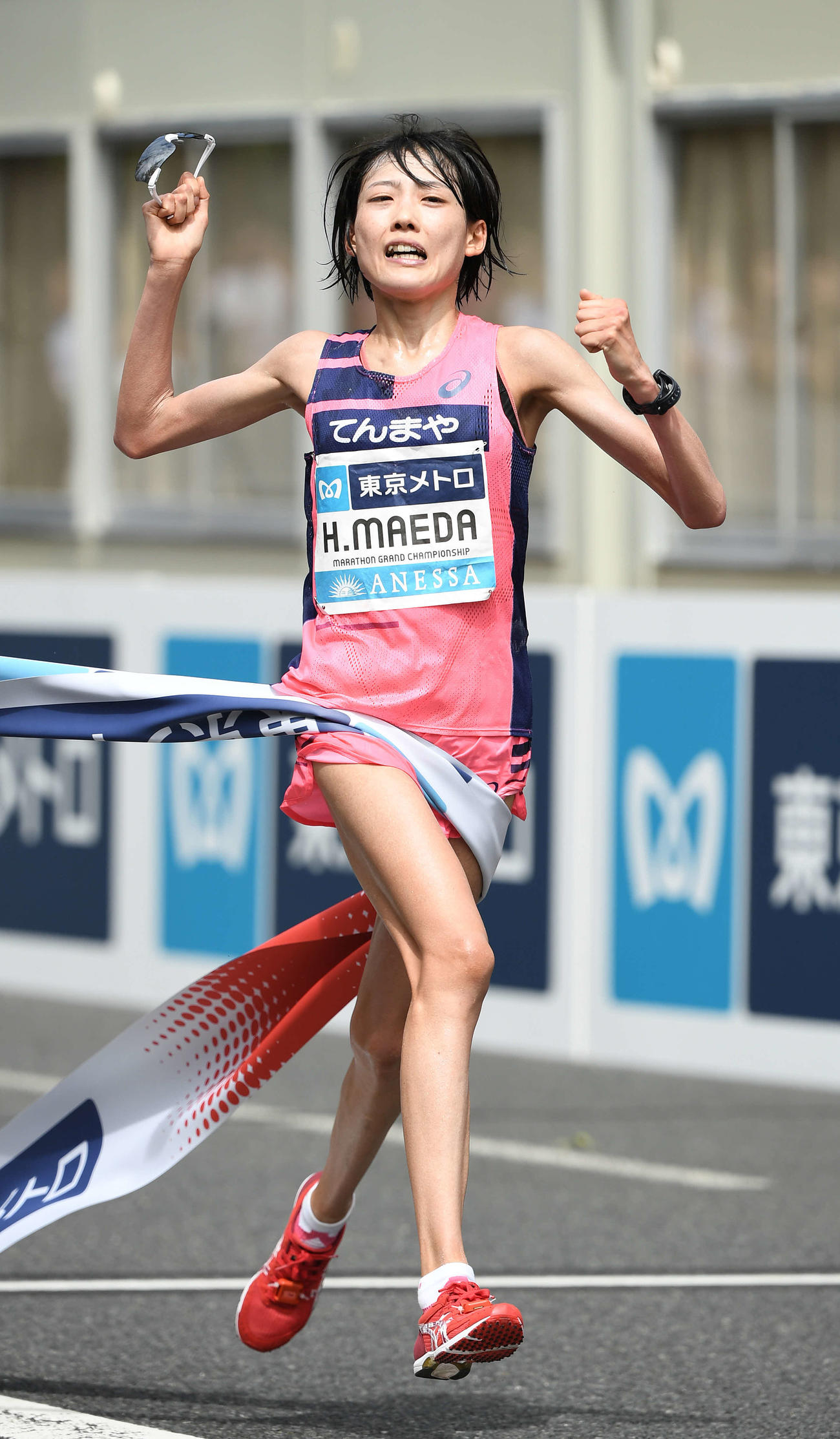 MGC（マラソングランドチャンピオンシップ）ガッツポーズしながら1位でゴールする前田穂南（2019年9月15日撮影）