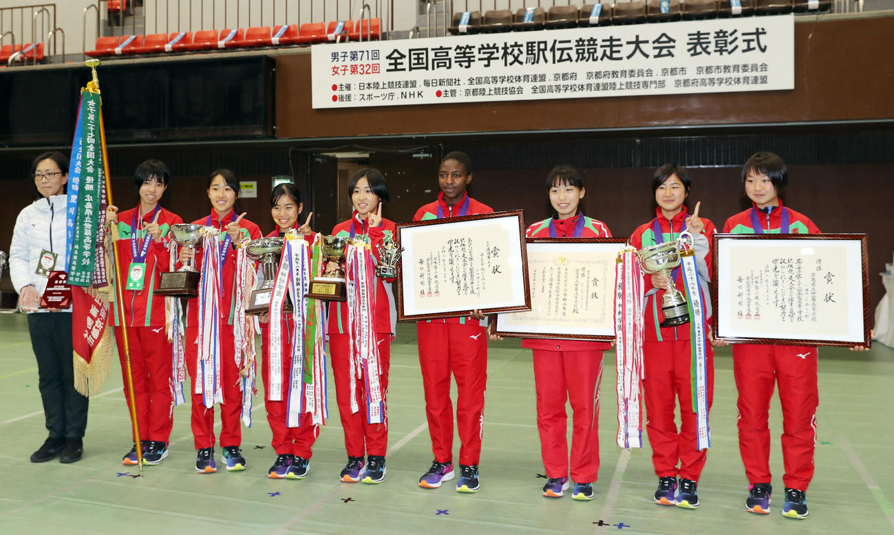 優勝し表彰式で笑顔を見せる世羅の選手たち（撮影・前田充）