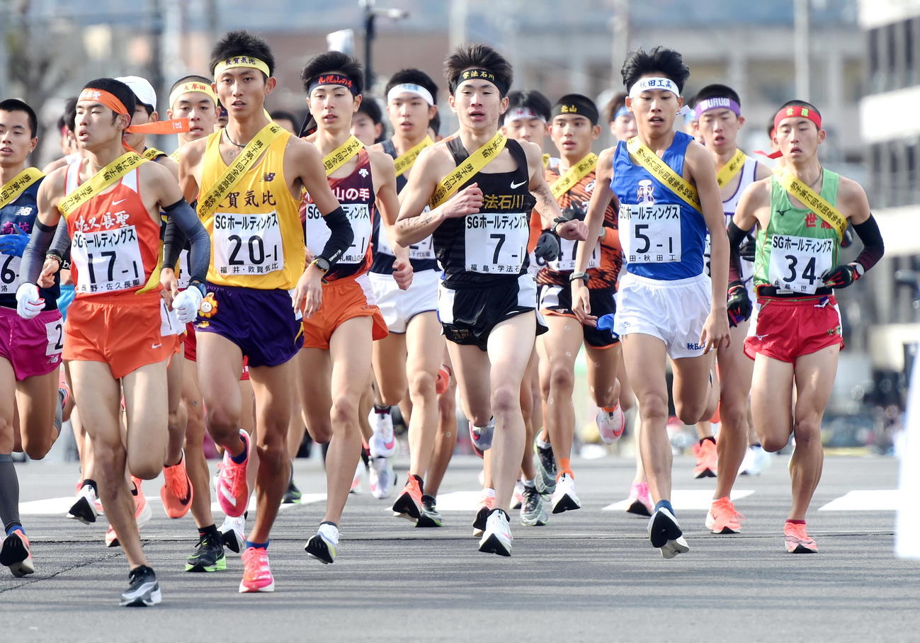 力走する学法石川1区・山口（中央）（撮影・山田愛斗）
