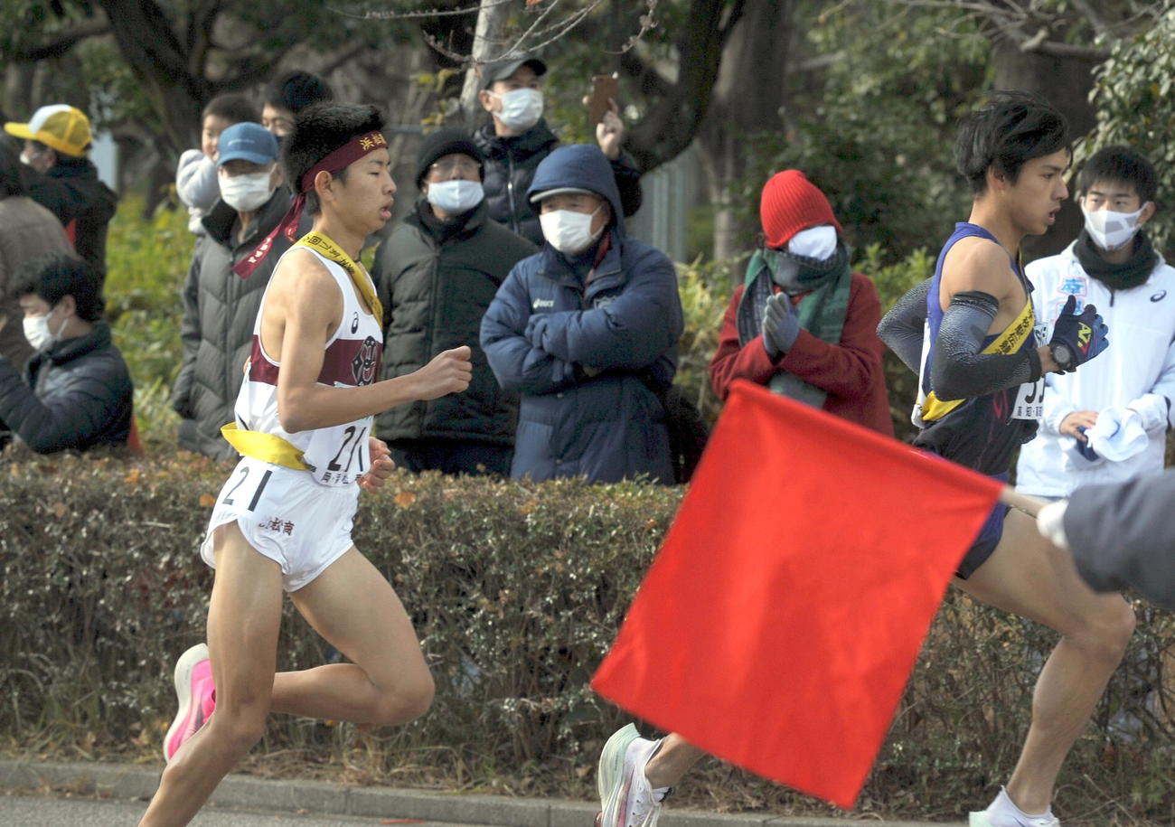 序盤は後方に位置しながら、その後に追い上げて1区区間2位に輝いた浜松商の尾崎（左）