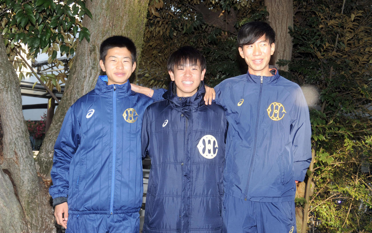 3区飯塚主将（中央）、4区牛（右）と笑顔で写真に納まる浜松商の尾崎