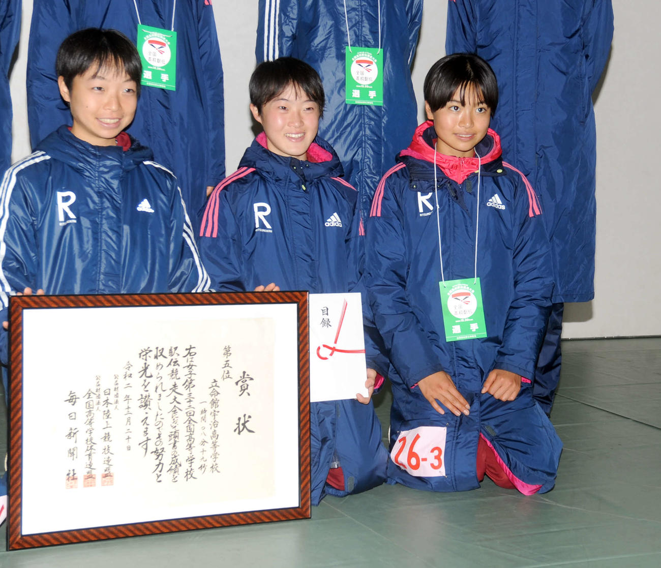 2区区間2位の快走でチームの5位入賞に貢献した立命館宇治の細谷（右）