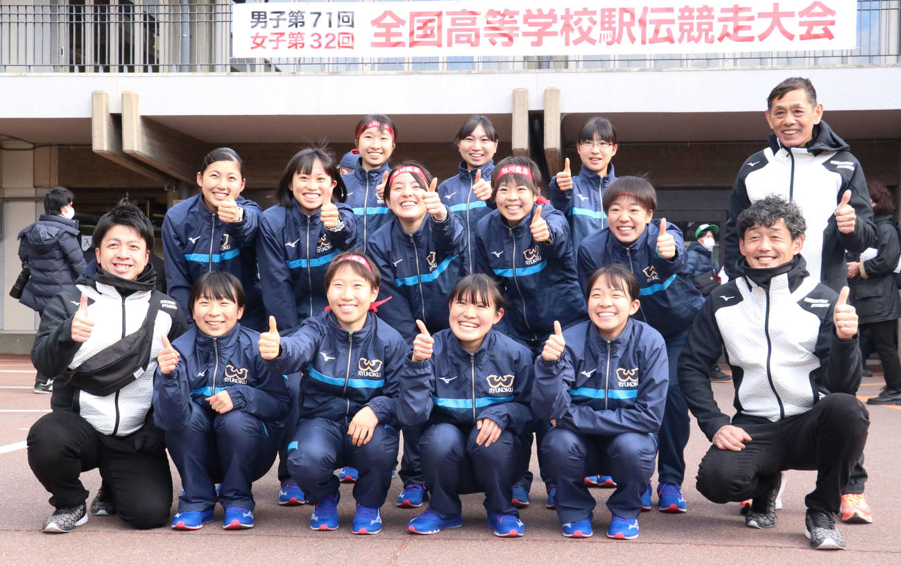 38位で昨年より順位を下げるも最後は笑顔で記念撮影した旭川龍谷の選手たち（撮影・浅水友輝）