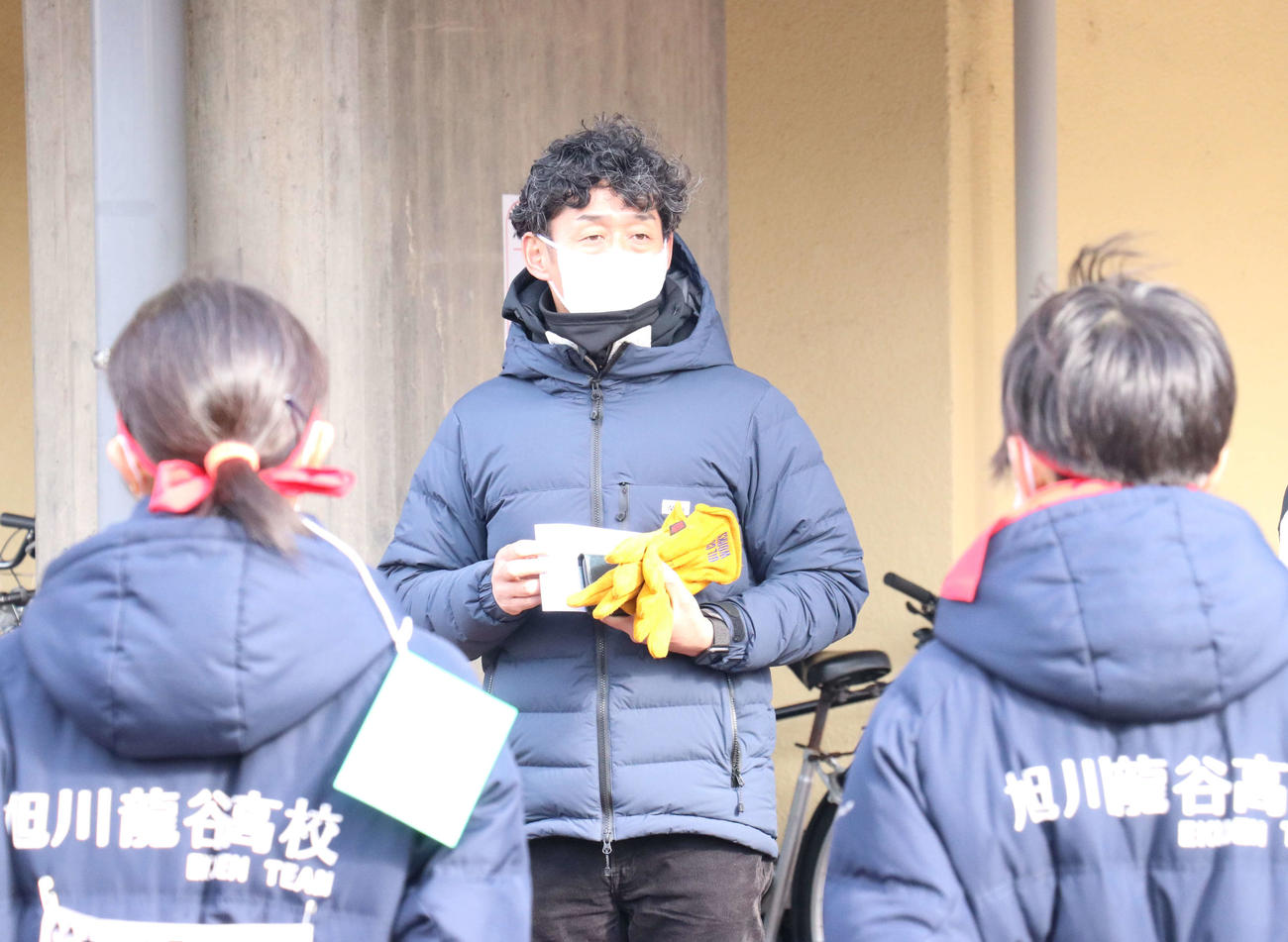試合後、旭川龍谷・阿部監督（奥）は選手にねぎらいの言葉を掛ける（撮影・浅水友輝）