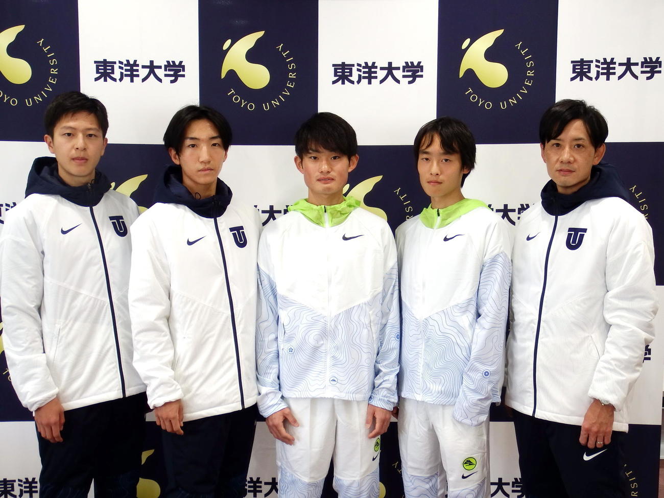 来年1月の箱根駅伝に臨む東洋大の選手たち。右から酒井監督、松山、西山、吉川、宮下（東洋大提供）