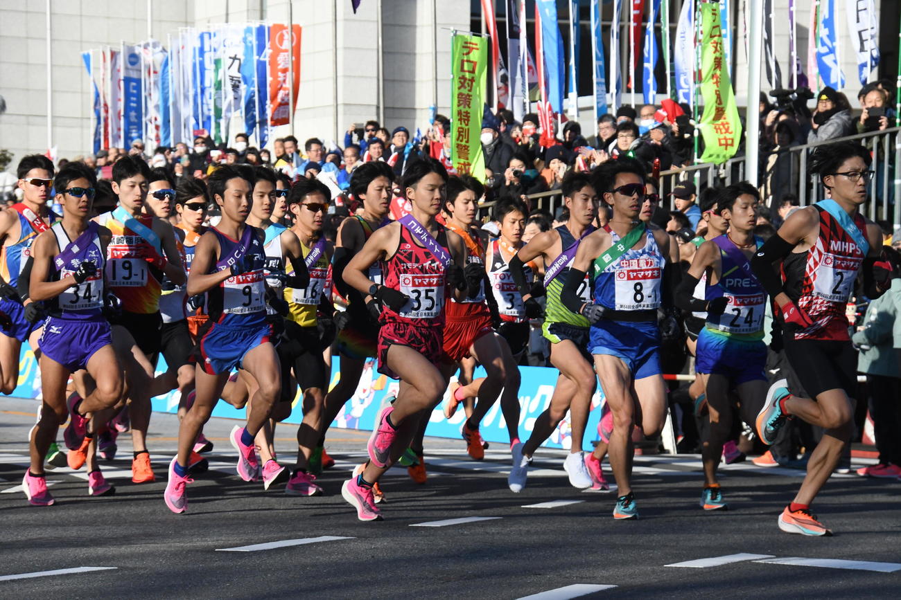 第64回全日本実業団対抗駅伝（ニューイヤー駅伝）　スタート地点の群馬県庁前を出発する37チームの選手たち（2020年1月1日）