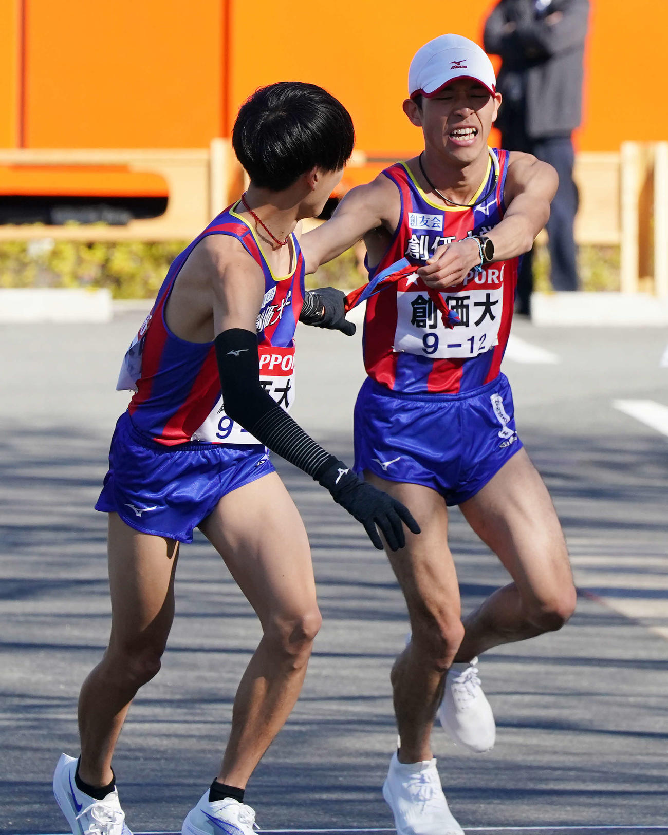 小田原中継所で5区三上（左）にトップでたすきを渡す創価大4区嶋津（撮影・鈴木みどり）