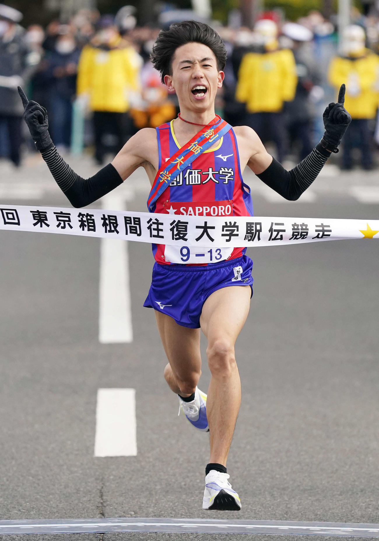 箱根駅伝往路優勝のゴールテープを切る創価大5区三上（撮影・江口和貴）