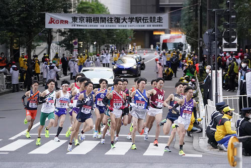 一斉にスタートする1区の選手たち（撮影・菅敏）