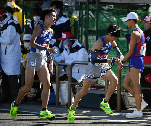 平塚中継所、トップでタスキをつなぐ東海大3区石原（左）と4区佐伯（撮影・横山健太）