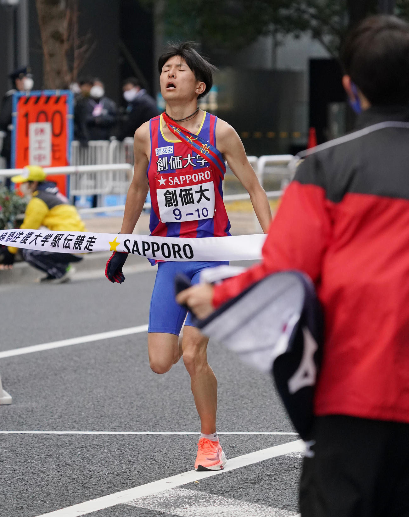 第97回箱根駅伝復路　2位でゴールする創価大10区小野寺（撮影・菅敏）