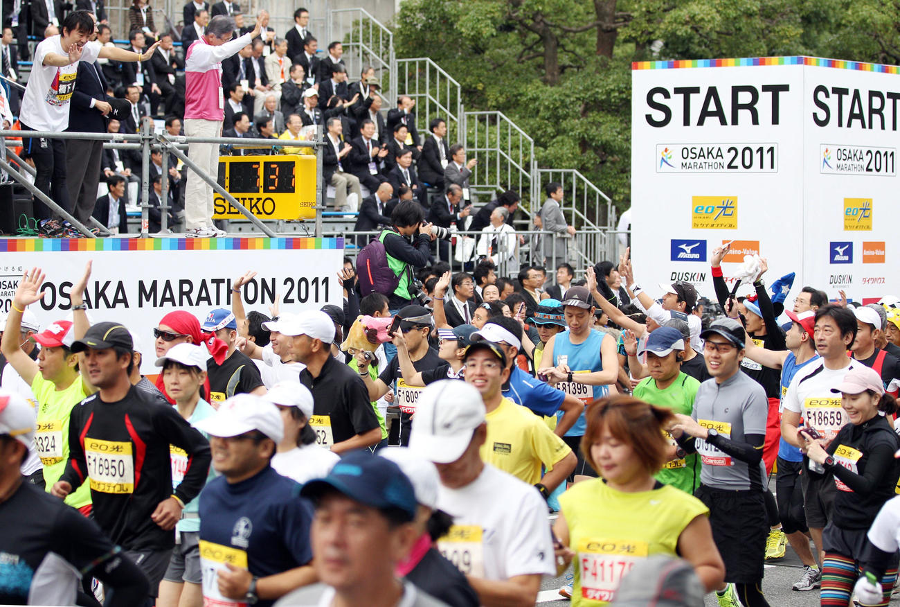 第1回大阪マラソン　大阪マラソンでスタートするランナーに手をふる橋下徹大阪府知事（左）と平松邦夫大阪市長（2011年10月30日撮影）