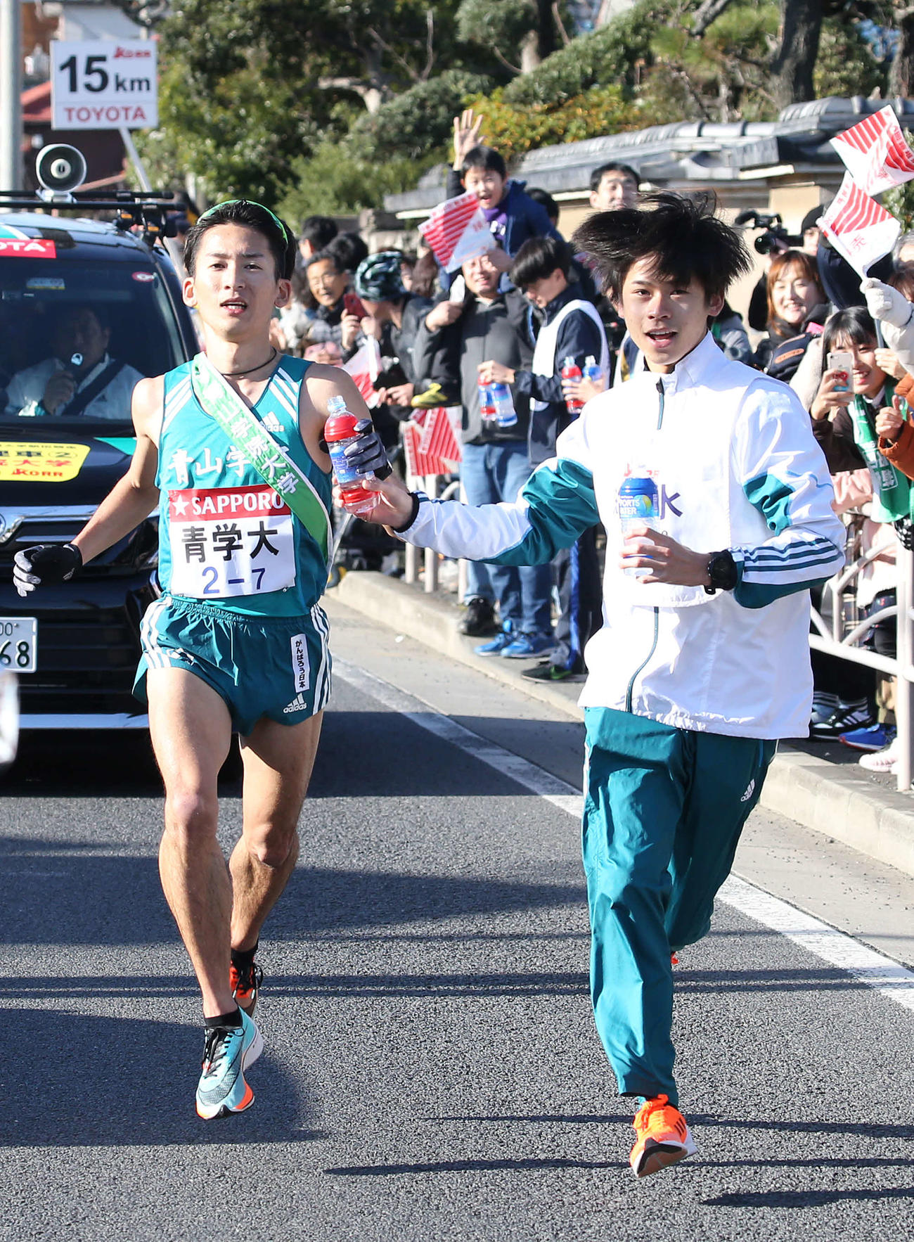 20年1月3日、箱根駅伝7区、15キロ地点で青学大・中村に給水を行う竹石（右）