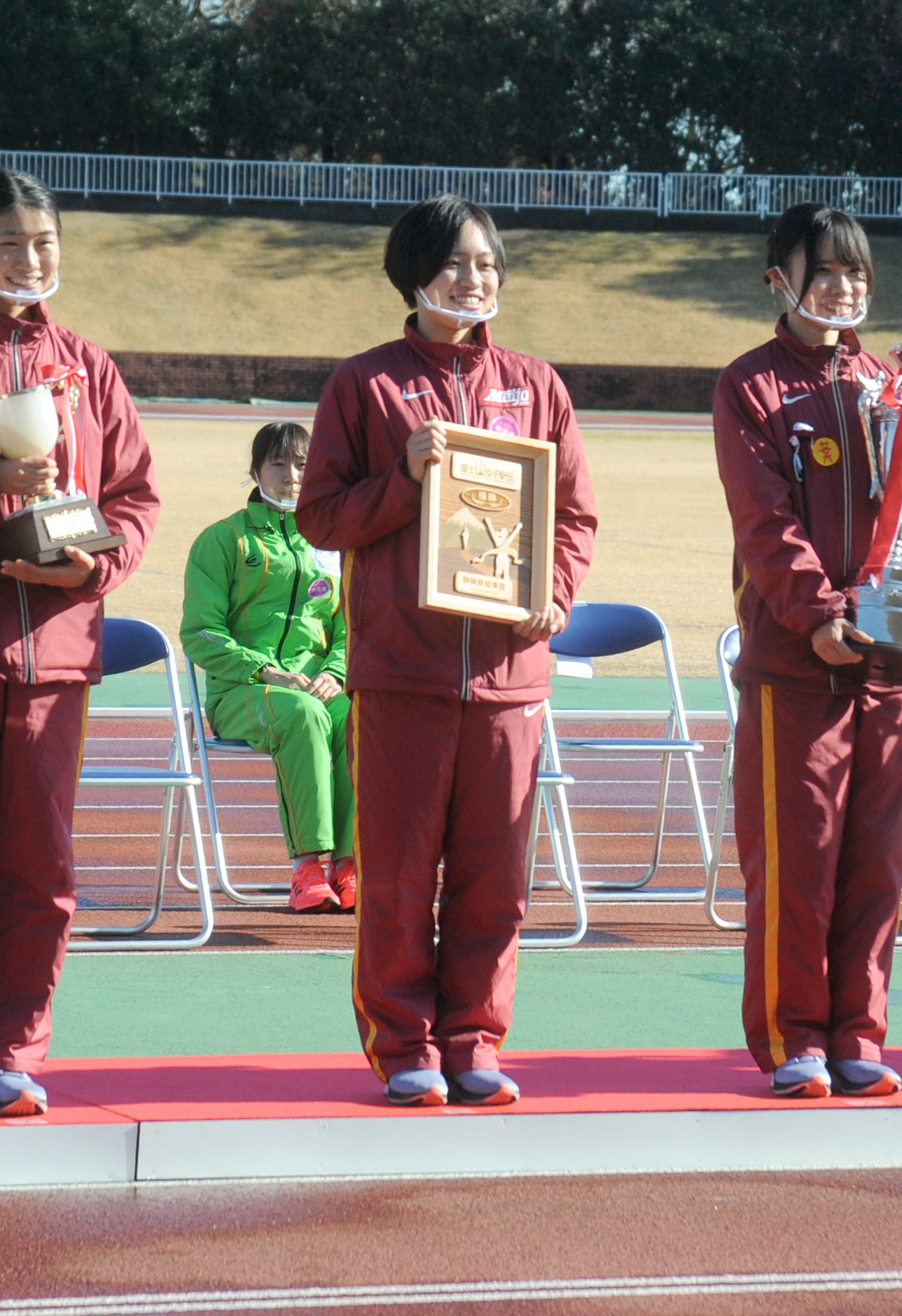 優勝メンバーとして表彰を受ける名城大・鴨志田（中央）