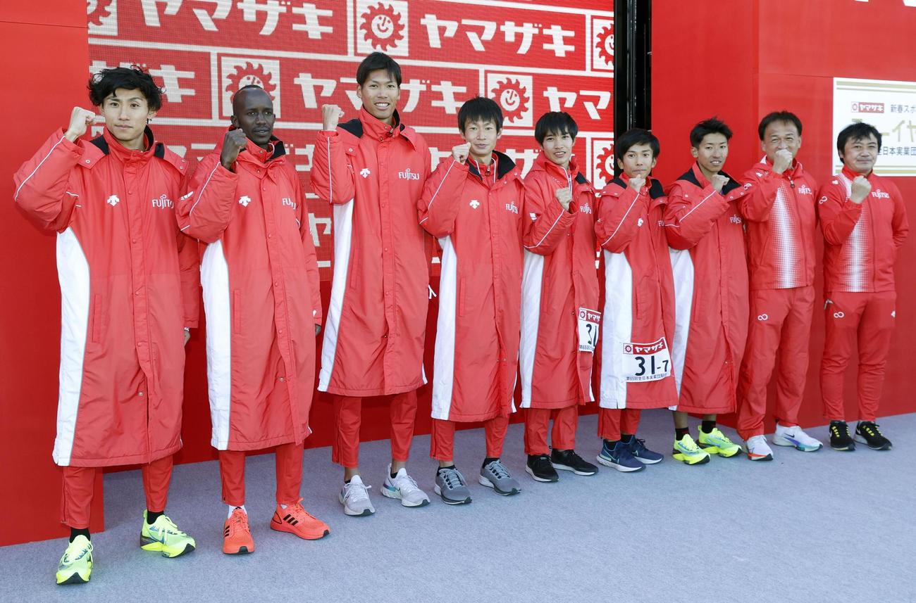 優勝し、笑顔でポーズをとる中村匠吾（左から4人目）ら富士通の選手たち（共同）