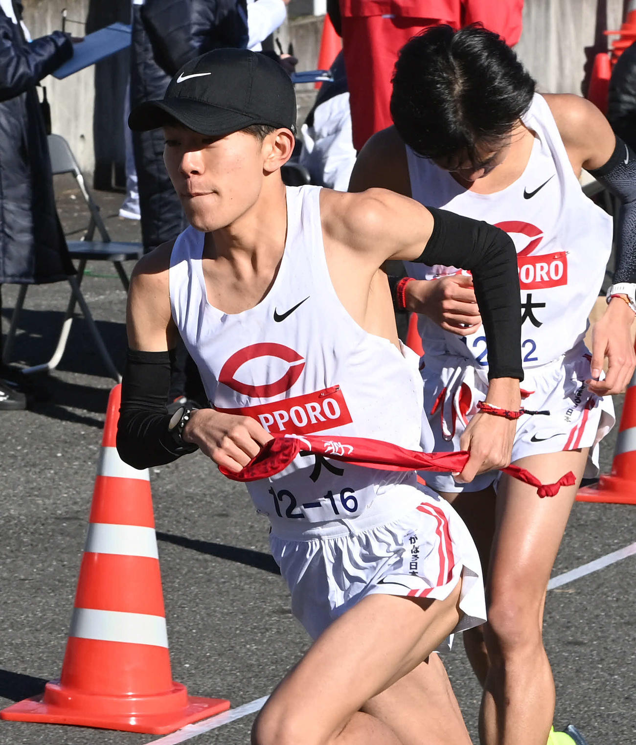 戸塚中継所から駆け出す中大3区吉居（撮影・山崎安昭）