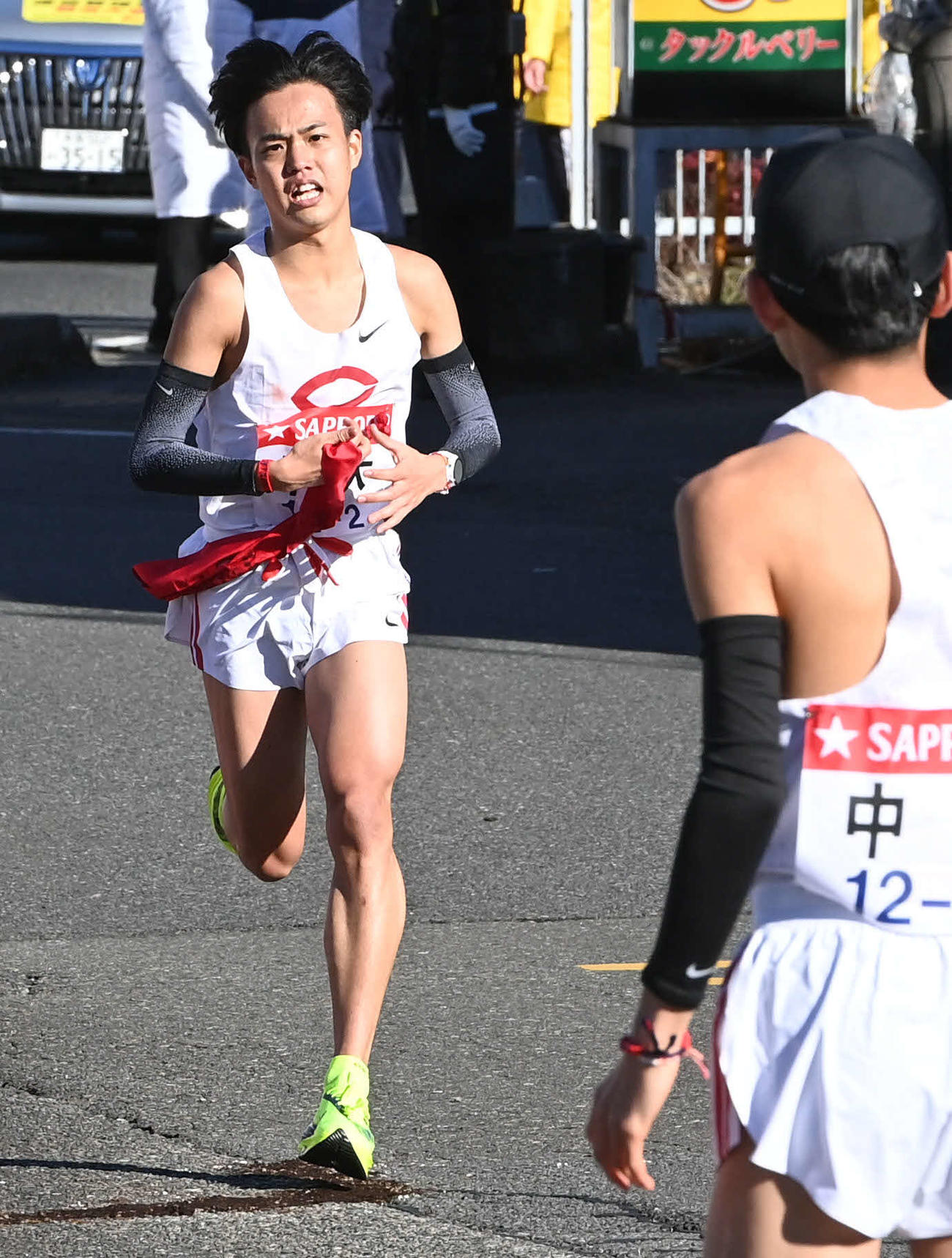 戸塚中継所へ駆け込む中大2区森（撮影・山崎安昭）