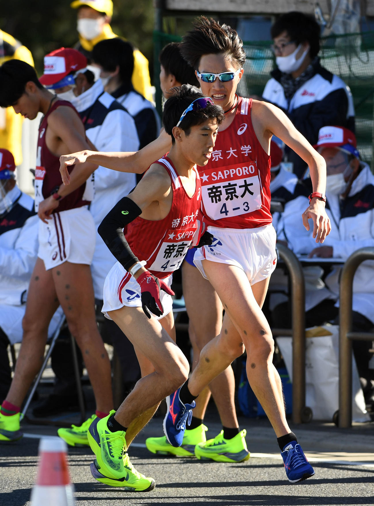 平塚中継所、タスキをつなぐ帝京大3区遠藤（右）と4区中村（撮影・横山健太）