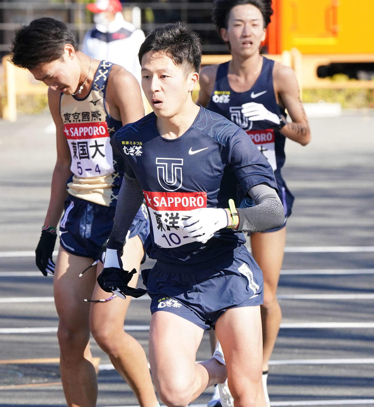 小田原中継所を出発する東洋大5区宮下（撮影・鈴木みどり）