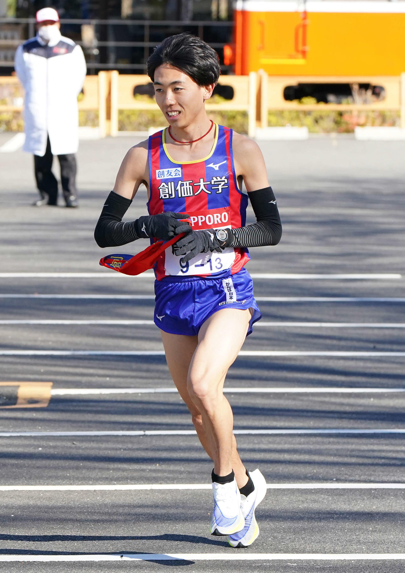 小田原中継所をトップで出発する創価大5区三上（撮影・鈴木みどり）
