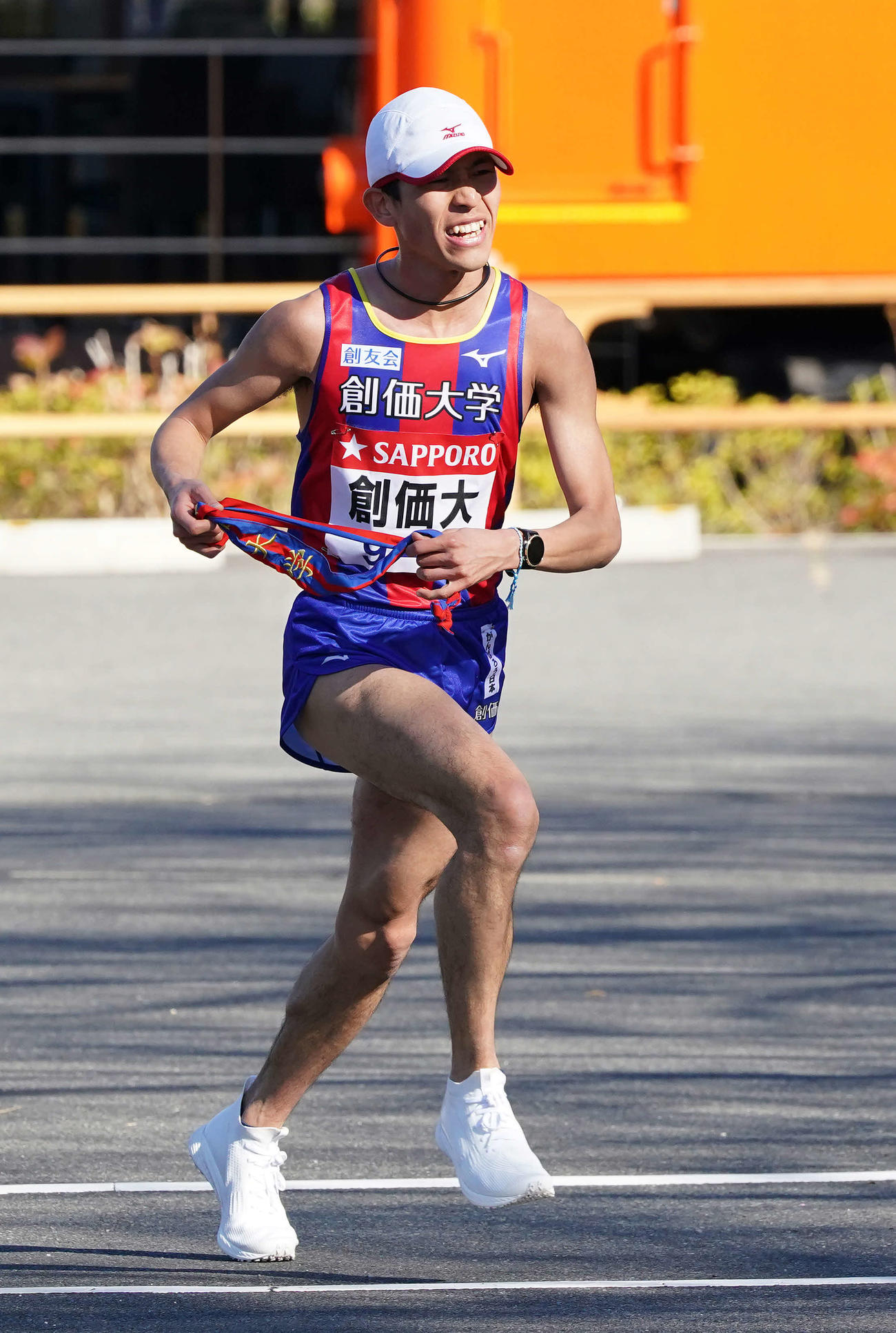 小田原中継所にトップで到着する創価大4区嶋津（撮影・鈴木みどり）