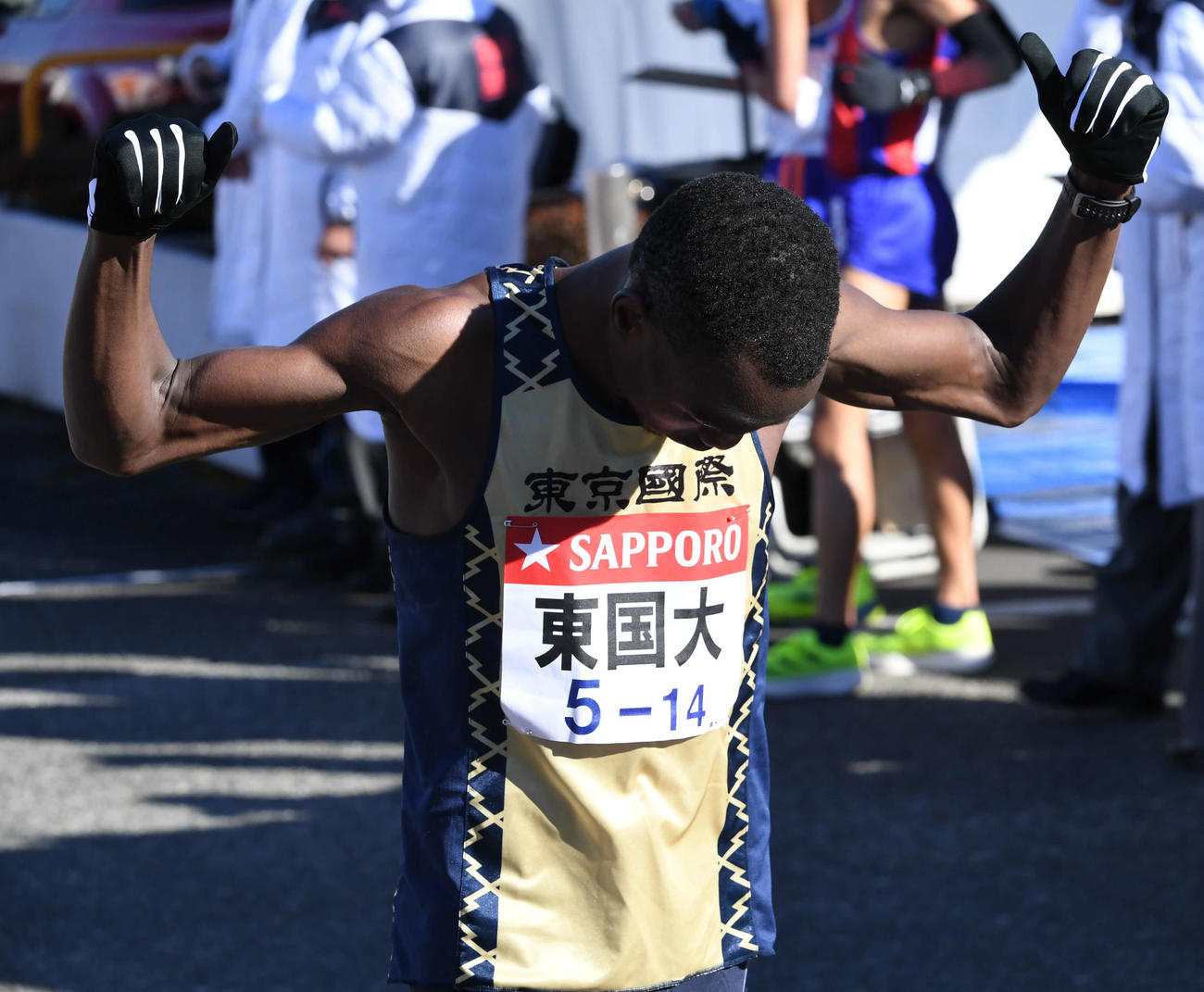 戸塚中継所にトップで駆け込んだ東京国際大2区ヴィンセントはガッツポーズ（撮影・山崎安昭）