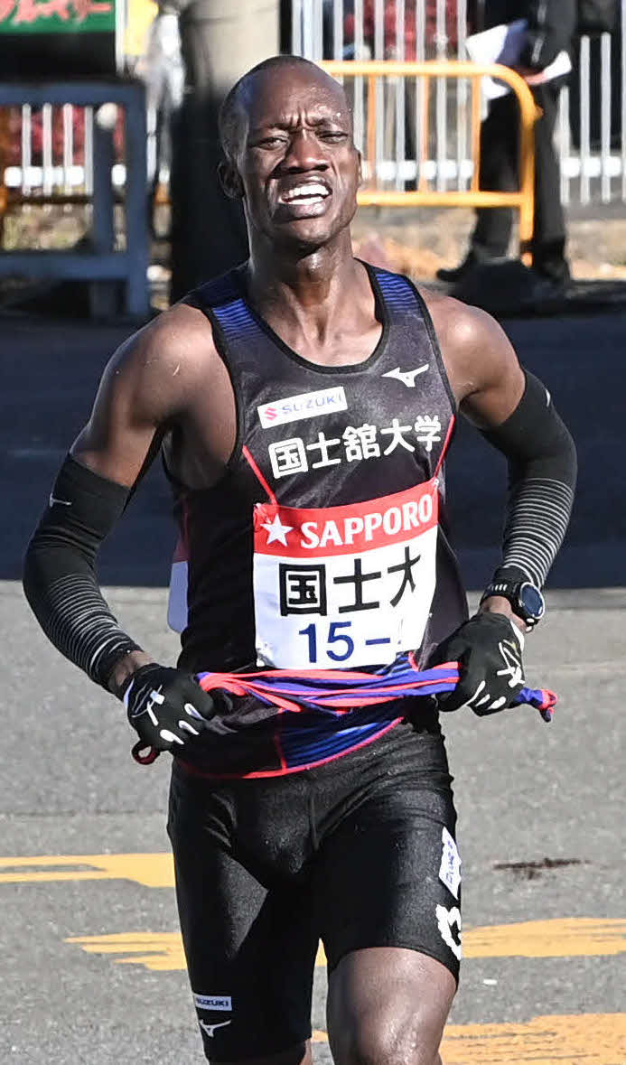 戸塚中継所へ駆け込む国士舘大2区ライモイ・ヴィンセント＝2021年1月2日
