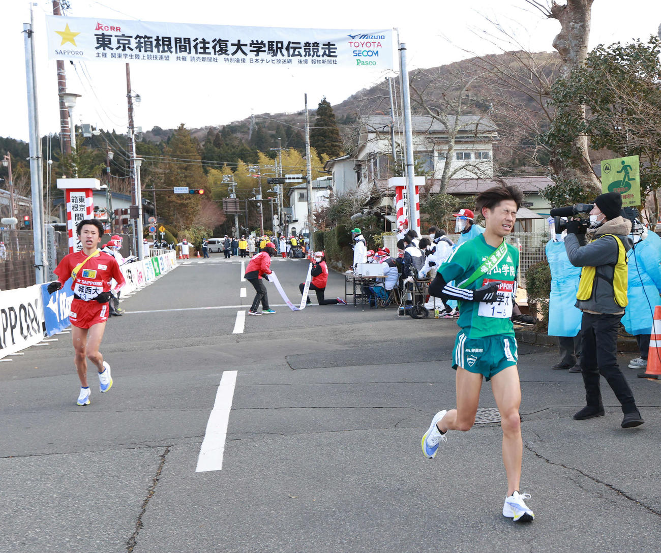 往路12位でゴールする青学大5区竹石（右）（撮影・江口和貴）